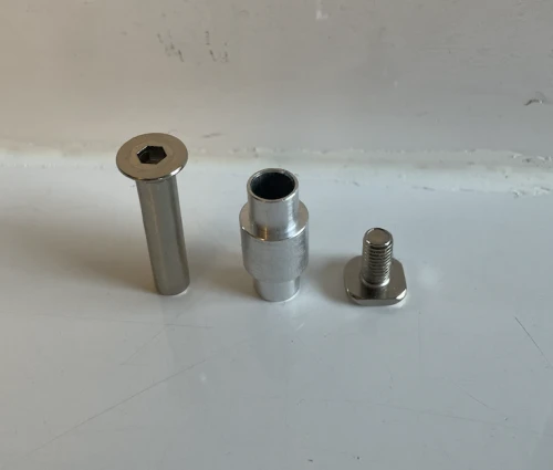 Set (axle, screw, sleeve) for roller skates